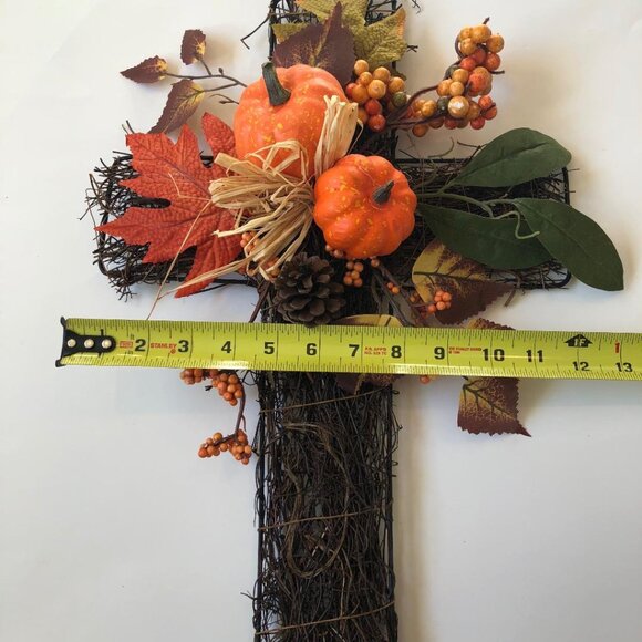 Wire-frame Cross inset with grapevine, Autumn decor (pumpkins, berries, leaves) - Picture 4 of 5